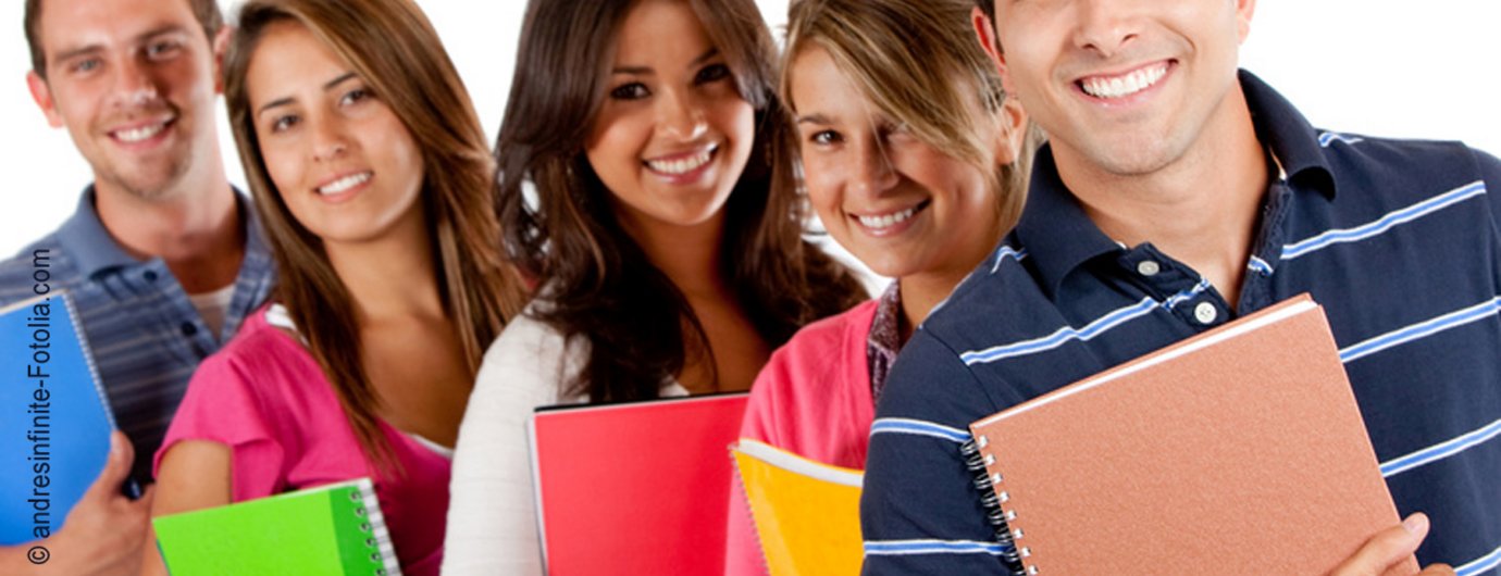 Junge Menschen hintereinanderstehend mit bunten Mappen im Arm