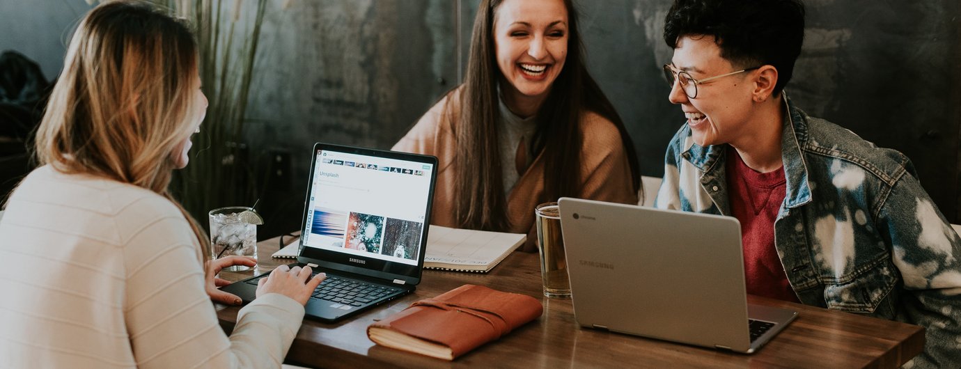 Alt-Text aus Dateiliste zu drei Student*innen unterhalten sich